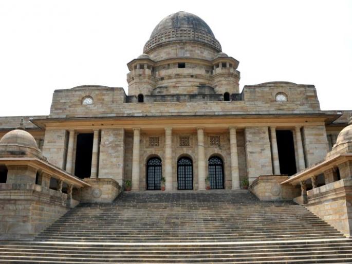 Nagpur high court building leaks | नागपूर हायकोर्ट इमारतीला गळती Nagpur high court building leaks | नागपूर हायकोर्ट इमारतीला गळती