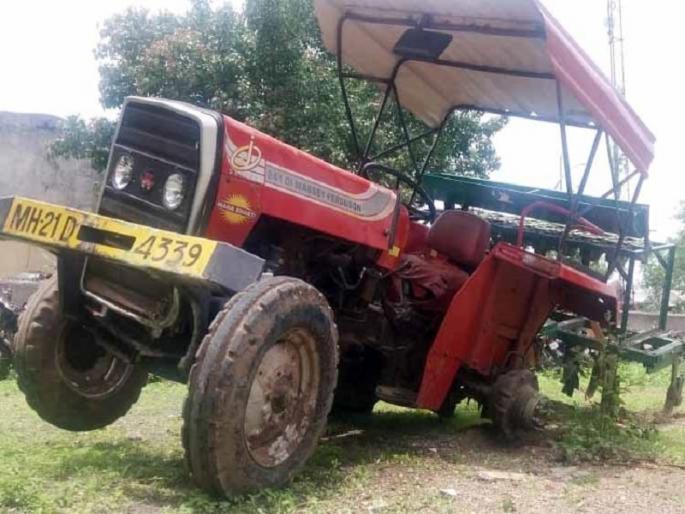 Fearing the tractor hit two pedestrians | भरधाव ट्रॅक्टरची दोन पादचाऱ्यांना धडक
