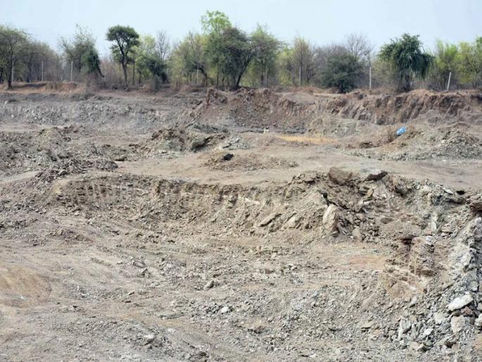 Mole burglar open in the valleys | वाळूज महागनरात खुलेआमपणे मुरुम चोरी Mole burglar open in the valleys | वाळूज महागनरात खुलेआमपणे मुरुम चोरी