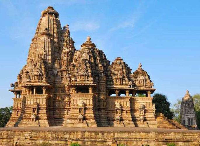 Spiritual principles of Khajuraho temlpe is require research | कामशिल्पांचे आध्यात्मिक तत्त्व संशोधनाची गरज