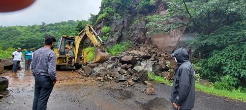 Traffic jam for two hours due to landslide in Mandhardev Ghat | मांढरदेव घाटात दरड कोसळल्याने दोन तास वाहतूक ठप्प Traffic jam for two hours due to landslide in Mandhardev Ghat | मांढरदेव घाटात दरड कोसळल्याने दोन तास वाहतूक ठप्प