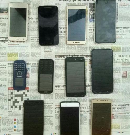 A gang of women mobile thieves in Andhra Pradesh at the Ballarshah railway station | बल्लारशाह रेल्वेस्थानकावर आंध्रातील महिला मोबाईल चोरांची टोळी जेरबंद