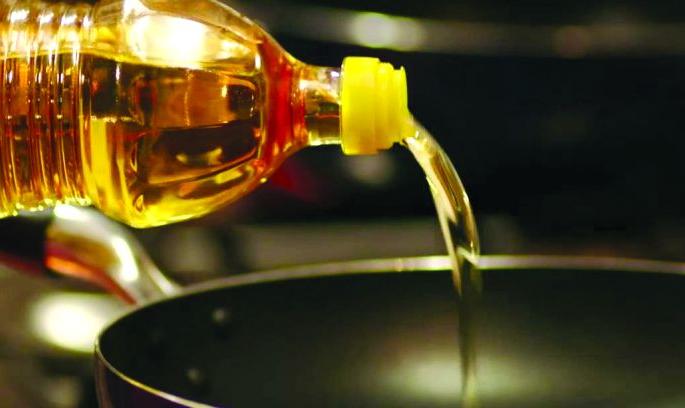 Edible oil costlier; Peanut oil 120, soyabean Rs. 90 | खाद्यतेलाचा तडका महागला; शेंगदाणा तेल १२०, सोयाबीन ९० रुपये Edible oil costlier; Peanut oil 120, soyabean Rs. 90 | खाद्यतेलाचा तडका महागला; शेंगदाणा तेल १२०, सोयाबीन ९० रुपये