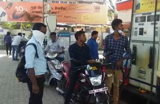 Petrol price hiked again to Rs 92.42 in Yavatmal | पुन्हा दरवाढ! यवतमाळ येथे पेट्रोलचा भाव ९२.४२ रुपये Petrol price hiked again to Rs 92.42 in Yavatmal | पुन्हा दरवाढ! यवतमाळ येथे पेट्रोलचा भाव ९२.४२ रुपये