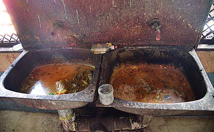 The dirty insignia of the rest house of the Nagpur bus stand; Driver-carrier stricken | नागपूर बसस्थानकाचे विश्रामगृह की गलिच्छ उकिरडा?; चालक-वाहक त्रस्त The dirty insignia of the rest house of the Nagpur bus stand; Driver-carrier stricken | नागपूर बसस्थानकाचे विश्रामगृह की गलिच्छ उकिरडा?; चालक-वाहक त्रस्त