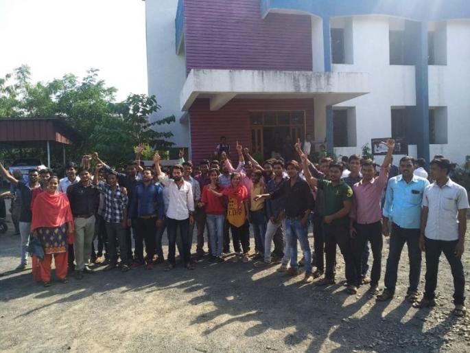 Agitation against controller State transport Departments in Wardha | वर्ध्यात राज्य परिहवन मंडळाच्या विभाग नियंत्रकांना घेराव Agitation against controller State transport Departments in Wardha | वर्ध्यात राज्य परिहवन मंडळाच्या विभाग नियंत्रकांना घेराव