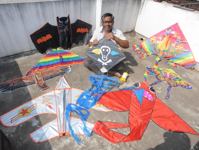 Kolhapur: Awning in a colorful world of kites, a collection of foreign cloth folding moths instead of paper | Makar Sankranti 2018 : कोल्हापूर : पतंगांच्या रंगीबेरंगी दुनियेत रममाण होणारा अवलिया, कागदा ऐवजी परदेशी कापडी फोल्डींग पतंगांचा संग्रह Kolhapur: Awning in a colorful world of kites, a collection of foreign cloth folding moths instead of paper | Makar Sankranti 2018 : कोल्हापूर : पतंगांच्या रंगीबेरंगी दुनियेत रममाण होणारा अवलिया, कागदा ऐवजी परदेशी कापडी फोल्डींग पतंगांचा संग्रह