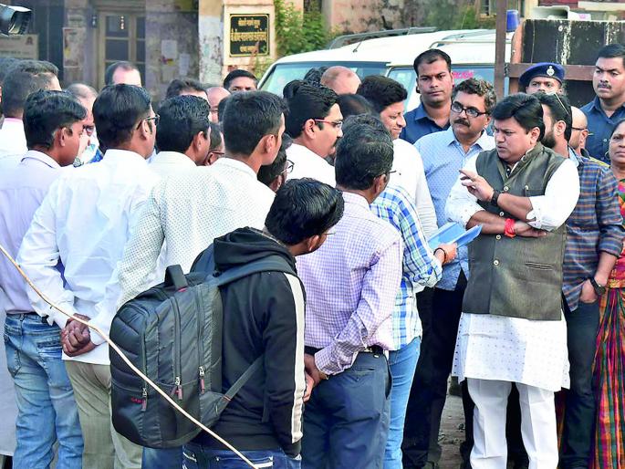 Uday Samant warns of action if bus service is not up to speed | बसस्थानक कामाला गती न आल्यास कारवाई- उदय सामंत यांचा इशारा Uday Samant warns of action if bus service is not up to speed | बसस्थानक कामाला गती न आल्यास कारवाई- उदय सामंत यांचा इशारा