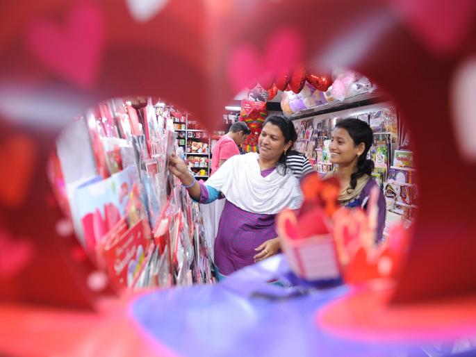 Valentine's Day 2018: Relationship to Love will be stronger today; Preparations for the city in Kolhapur; Welfare of Social Work | Valentine Day 2018 :प्रेमाचे नाते होणार अधिक दृढ, कोल्हापुरात जय्यत तयारी; सामाजिक कार्याची झालर Valentine's Day 2018: Relationship to Love will be stronger today; Preparations for the city in Kolhapur; Welfare of Social Work | Valentine Day 2018 :प्रेमाचे नाते होणार अधिक दृढ, कोल्हापुरात जय्यत तयारी; सामाजिक कार्याची झालर