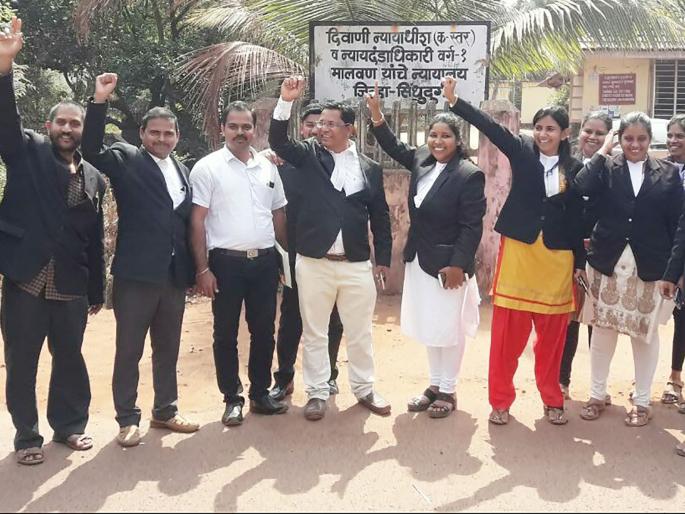 Appeal against the government of the attorney organization, submission of various demands to the Tehsildars | वकील संघटनेची सरकारविरोधात निदर्शने, विविध मागण्यांचे निवेदन तहसीलदारांना सादर Appeal against the government of the attorney organization, submission of various demands to the Tehsildars | वकील संघटनेची सरकारविरोधात निदर्शने, विविध मागण्यांचे निवेदन तहसीलदारांना सादर