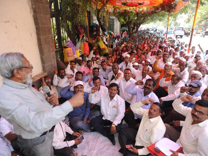 Government's condition is not good, damaged buses, roads | सरकारची रीत नाही बरी, धरणग्रस्त बसती रस्त्यावरी गं Government's condition is not good, damaged buses, roads | सरकारची रीत नाही बरी, धरणग्रस्त बसती रस्त्यावरी गं