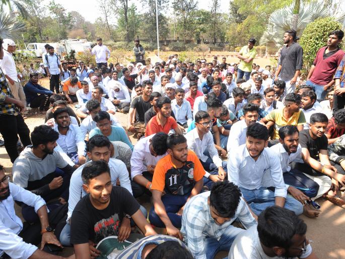 Beating a student who abuses student during 'Chocolate Day' | चॉकलेट घेण्यास नकार देणाऱ्या विद्यार्थिनीस शिवीगाळ करणाऱ्या विद्यार्थ्यास मारहाण Beating a student who abuses student during 'Chocolate Day' | चॉकलेट घेण्यास नकार देणाऱ्या विद्यार्थिनीस शिवीगाळ करणाऱ्या विद्यार्थ्यास मारहाण