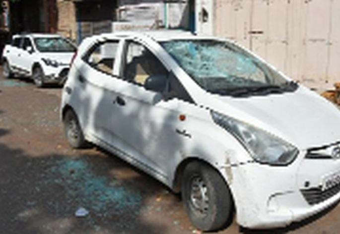 Two cars were vandalized by unknown persons | अज्ञातांनी केली दोन कारची तोडफोड Two cars were vandalized by unknown persons | अज्ञातांनी केली दोन कारची तोडफोड