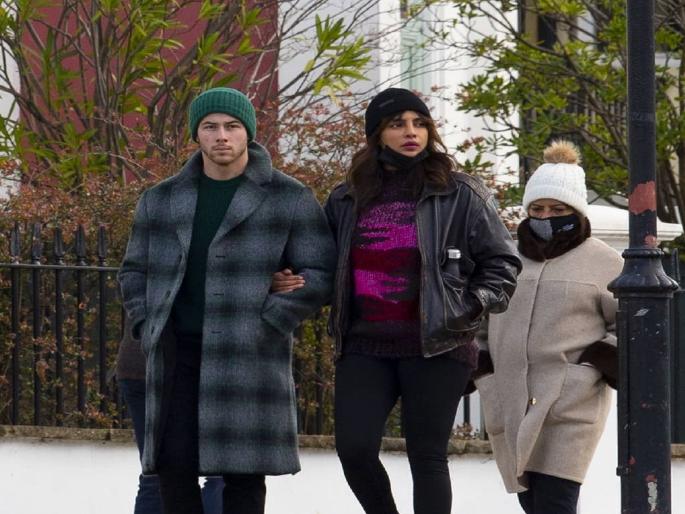 nick jonas spotted clicking priyanka chopra photo on road during film shooting | प्रियंका चोप्रासाठी निक बनला फोटोग्राफर, भररस्त्यात सुरु झाले फोटोशूट nick jonas spotted clicking priyanka chopra photo on road during film shooting | प्रियंका चोप्रासाठी निक बनला फोटोग्राफर, भररस्त्यात सुरु झाले फोटोशूट