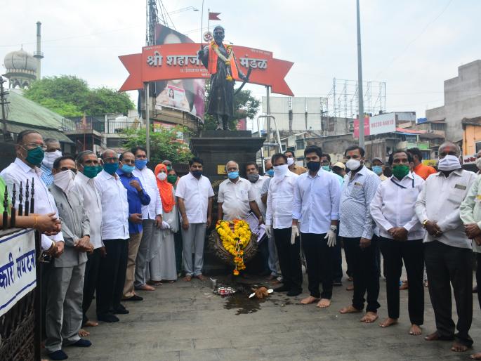 CoronaVirus Lockdown: Greetings to the statue of Chhatrapati Shivaji Maharaj | CoronaVirus Lockdown : छत्रपती शिवाजी महाराज यांच्या पुतळ्यास अभिवादन CoronaVirus Lockdown: Greetings to the statue of Chhatrapati Shivaji Maharaj | CoronaVirus Lockdown : छत्रपती शिवाजी महाराज यांच्या पुतळ्यास अभिवादन