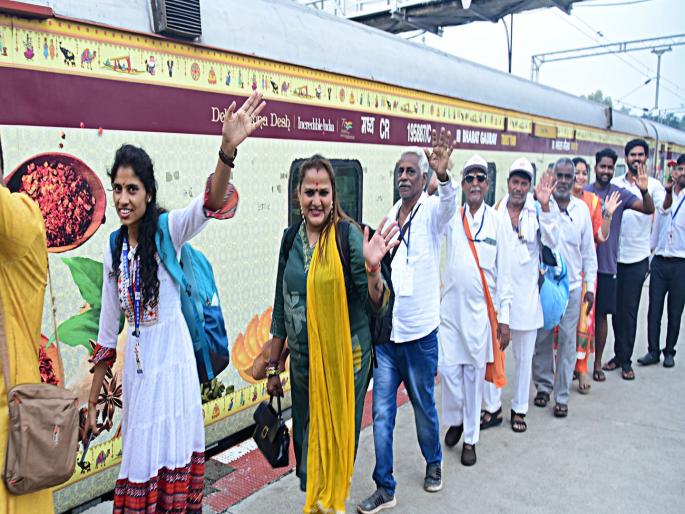 710 tourists from all over the country who arrived in Kolhapur by Chhatrapati Shivaji Maharaj Bharat Gaurav Maratha Tourist Train had darshan of Ambabai and then visited Panhala Fort | Kolhapur: ‘भारत गौरव पर्यटन ट्रेन’च्या पर्यटकांचे अंबाबाईचे दर्शन, पन्हाळा किल्ल्याची भ्रमंती  710 tourists from all over the country who arrived in Kolhapur by Chhatrapati Shivaji Maharaj Bharat Gaurav Maratha Tourist Train had darshan of Ambabai and then visited Panhala Fort | Kolhapur: ‘भारत गौरव पर्यटन ट्रेन’च्या पर्यटकांचे अंबाबाईचे दर्शन, पन्हाळा किल्ल्याची भ्रमंती
