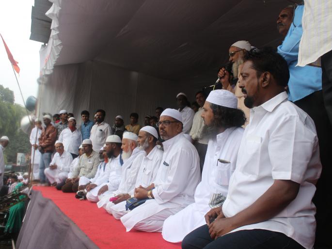 Maratha Reservation: Link to Haj pilgrims 'Maratha Reservation' in Kolhapur | Maratha Reservation : कोल्हापुरात हज यात्रेकरुंची ‘मराठा आरक्षण’साठी दुवा Maratha Reservation: Link to Haj pilgrims 'Maratha Reservation' in Kolhapur | Maratha Reservation : कोल्हापुरात हज यात्रेकरुंची ‘मराठा आरक्षण’साठी दुवा