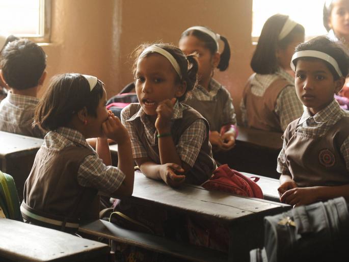 The school will be filled to its full capacity after cleaning | कोल्हापुरातील शाळा सात दिवसांनंतर सुरू, स्वच्छतेनंतरच पूर्ण क्षमतेने भरणार The school will be filled to its full capacity after cleaning | कोल्हापुरातील शाळा सात दिवसांनंतर सुरू, स्वच्छतेनंतरच पूर्ण क्षमतेने भरणार