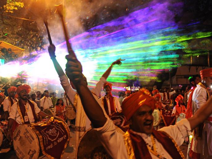 Kolhapur: In Rajarampur, the sound control is broken; But the eyelash laser light | कोल्हापूर : राजारामपुरीत ध्वनियंत्रणेला फाटा; पण डोळे दुखवणारा लेसर लाईट Kolhapur: In Rajarampur, the sound control is broken; But the eyelash laser light | कोल्हापूर : राजारामपुरीत ध्वनियंत्रणेला फाटा; पण डोळे दुखवणारा लेसर लाईट