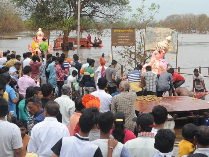 Immersion of 3 Ganesh idols on Panchaganga Ghat: 1 idol offering | पंचगंगा घाटावर ४१० गणेश मूर्तींचे विसर्जन : ११५ गणेशमूर्ती अर्पण Immersion of 3 Ganesh idols on Panchaganga Ghat: 1 idol offering | पंचगंगा घाटावर ४१० गणेश मूर्तींचे विसर्जन : ११५ गणेशमूर्ती अर्पण