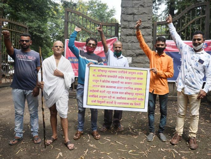 Gandhi took to the streets to protest Kalshetti's transfer | कलशेट्टी यांच्या बदलीच्या निषेधार्थ गांधीच उतरले रस्त्यावर Gandhi took to the streets to protest Kalshetti's transfer | कलशेट्टी यांच्या बदलीच्या निषेधार्थ गांधीच उतरले रस्त्यावर