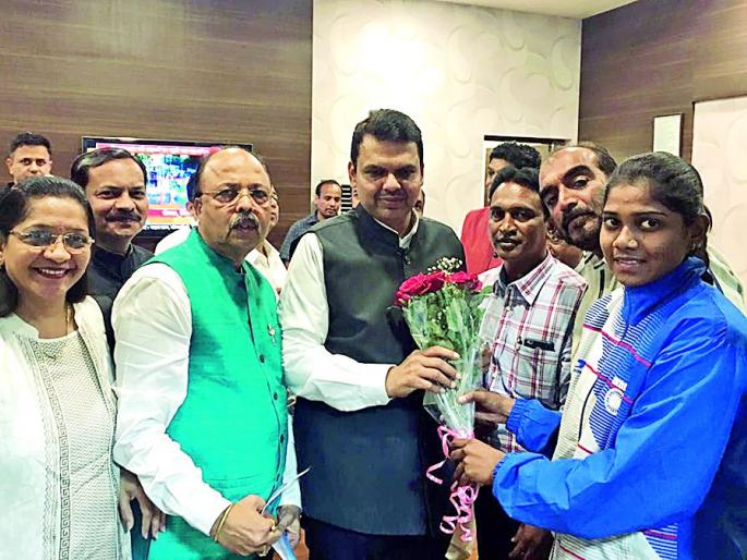 Honorable Poonam Chief Minister of Honor | हॅण्डबॉलपटू पूनमचा मुख्यमंत्र्यांच्या हस्ते गौरव