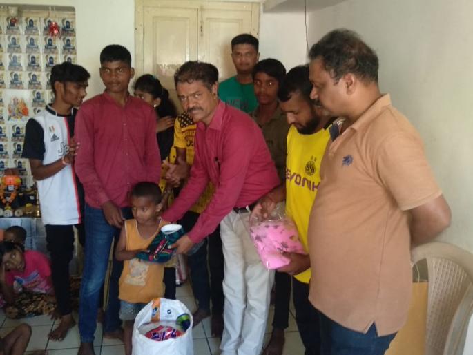 The four from the slums got Diwali gifts | फटाक्याला फाटा : झोपडपट्टीतील चौघांना मिळाली दिवाळी भेट The four from the slums got Diwali gifts | फटाक्याला फाटा : झोपडपट्टीतील चौघांना मिळाली दिवाळी भेट
