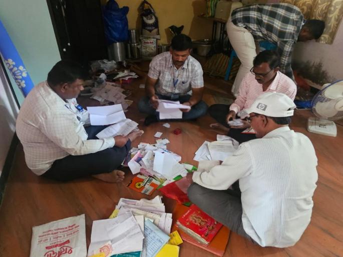 Raids on three private moneylenders in Jaysingpur Umalwad Kolhapur district | Kolhapur: जयसिंगपूर, उमळवाडमध्ये तीन खासगी सावकारांवर छापे; जिल्हा उपनिबंधकांची कारवाई Raids on three private moneylenders in Jaysingpur Umalwad Kolhapur district | Kolhapur: जयसिंगपूर, उमळवाडमध्ये तीन खासगी सावकारांवर छापे; जिल्हा उपनिबंधकांची कारवाई