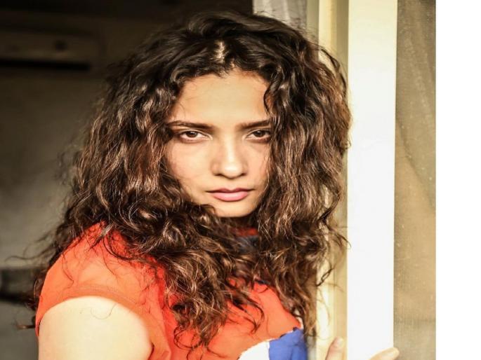 ankita lokhande dances in yellow nighty on gila gila song | अंकिता लोखंडेने शेअर केला आत्तापर्यंतचा सर्वात ग्लॅमरस व्हिडीओ, पाहून युजर्स म्हणाले पागल... ankita lokhande dances in yellow nighty on gila gila song | अंकिता लोखंडेने शेअर केला आत्तापर्यंतचा सर्वात ग्लॅमरस व्हिडीओ, पाहून युजर्स म्हणाले पागल...