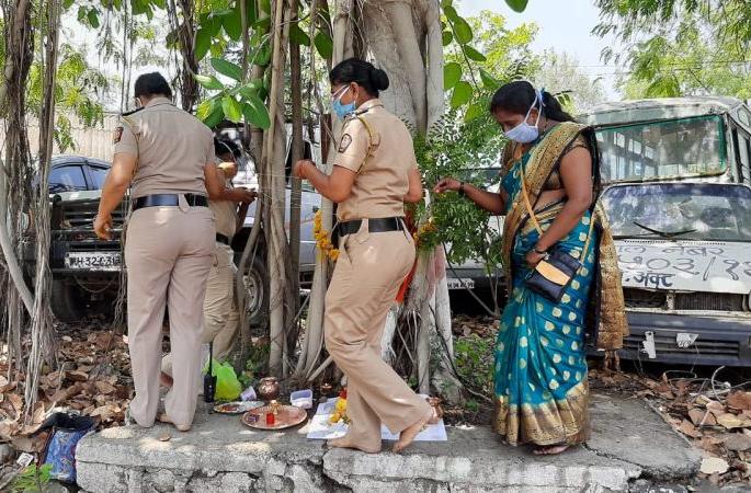 Woman in uniform, worshiped the tree for husband | खाकीतील सावित्रींचे सौभाग्यासाठी वटवृक्षाला साकडे