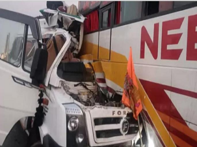 Four people died in an accident going to Prayagraj, four from nanded and hingoli | प्रयागराजला गेलेल्या भाविकांच्या गाडीला अपघात; ४ जणांचा मृत्यू, तर १९ जखमी Four people died in an accident going to Prayagraj, four from nanded and hingoli | प्रयागराजला गेलेल्या भाविकांच्या गाडीला अपघात; ४ जणांचा मृत्यू, तर १९ जखमी