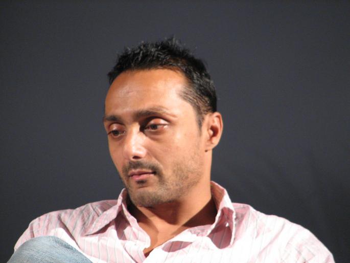Two Bananas Cost Rahul Bose Rs 442 at Five-Star Hotel | हॉटेलात ऑर्डर केलीत दोन केळी, बिल पाहून चक्रावला राहुल बोस Two Bananas Cost Rahul Bose Rs 442 at Five-Star Hotel | हॉटेलात ऑर्डर केलीत दोन केळी, बिल पाहून चक्रावला राहुल बोस