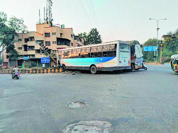 Truck-Bus Accident on Tarawalnagar Chauplule | तारवालानगर चौफुलीवर ट्रक-बसचा अपघात Truck-Bus Accident on Tarawalnagar Chauplule | तारवालानगर चौफुलीवर ट्रक-बसचा अपघात