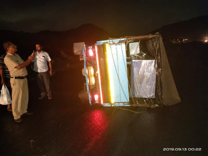 Two injured in Tempo reverse | खिंडवाडी येथे टेम्पो उलटून दोघे जखमी Two injured in Tempo reverse | खिंडवाडी येथे टेम्पो उलटून दोघे जखमी