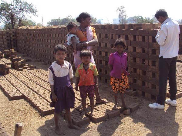 Migrant tribal brothers for employment | रोजगारासाठी आदिवासी बांधवांचे स्थलांतर Migrant tribal brothers for employment | रोजगारासाठी आदिवासी बांधवांचे स्थलांतर