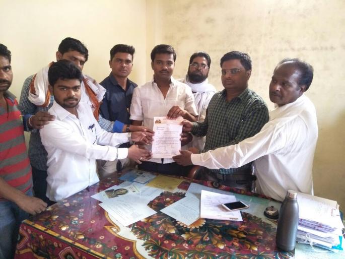 Akola :Farmers give memorandum to agriculture officer | अकोला जिल्ह्यातील कुटासा येथील शेतकरी धडकले आकोटच्या कृषी अधिकारी कार्यालयावर