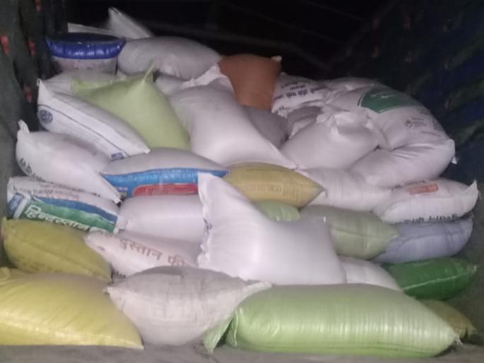Black market rice seized, police action in Akole | अकोलेत तांदळाचा संशयास्पद ट्रक पकडला, पोलिसांची कारवाई Black market rice seized, police action in Akole | अकोलेत तांदळाचा संशयास्पद ट्रक पकडला, पोलिसांची कारवाई