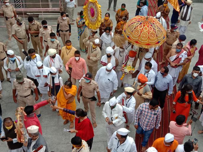 Departure of Ashadhiwari: A different ceremony than every year, observance of government rules in Alandi | आषाढीवारीचे प्रस्थान : लेकरांविना 'माऊली' आजोळघरी मुक्कामी; दरवर्षीपेक्षा आगळावेगळा सोहळा Departure of Ashadhiwari: A different ceremony than every year, observance of government rules in Alandi | आषाढीवारीचे प्रस्थान : लेकरांविना 'माऊली' आजोळघरी मुक्कामी; दरवर्षीपेक्षा आगळावेगळा सोहळा