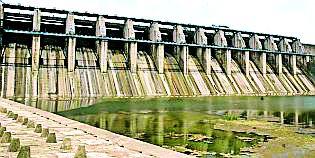 Upper Wardha washed in the trunk | गाळात रुतले अप्पर वर्धा Upper Wardha washed in the trunk | गाळात रुतले अप्पर वर्धा