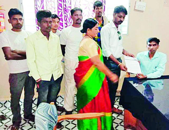 Workers hit SDO office | मजुरांची एसडीओ कार्यालयावर धडक