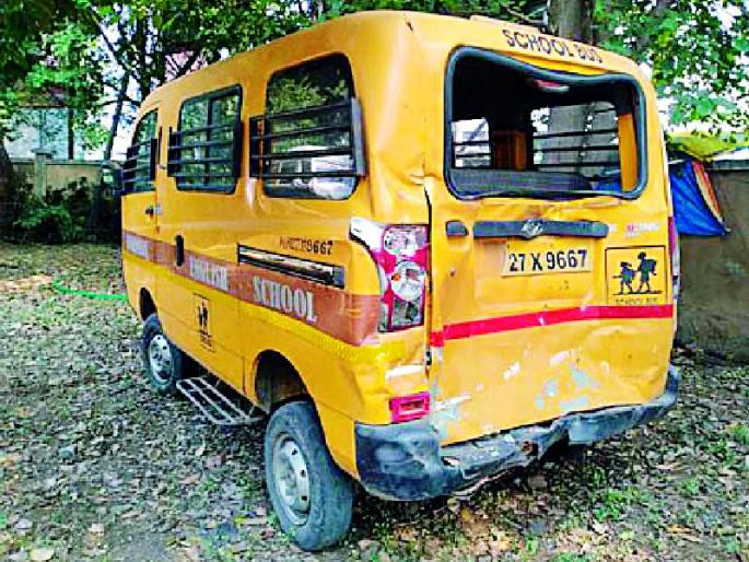 Bike break; Shivshahi hit school van | दुचाकीचा ब्रेक; शिवशाही धडकली स्कूल व्हॅनवर