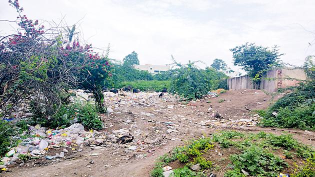 The river became dumping yard | नदीपात्र झाले डंपिंग यार्ड The river became dumping yard | नदीपात्र झाले डंपिंग यार्ड