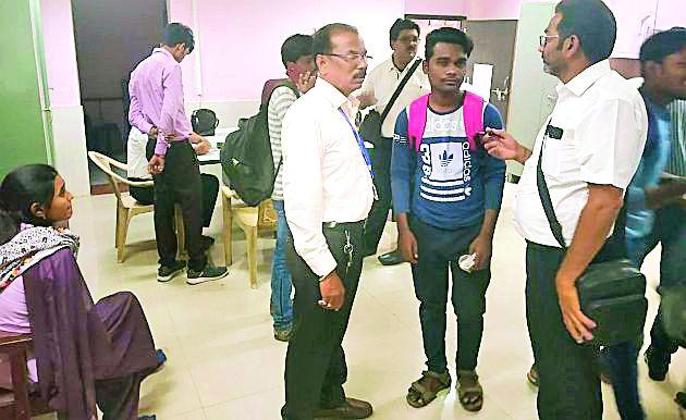 Recovering 6500 rupees from 17 Railway Passengers | १७ रेल्वे प्रवाशांकडून ६५०० रूपये दंड वसूल