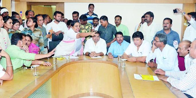 Water left for thirsty villages | तहानलेल्या गावांसाठी अखेर सोडले पाणी