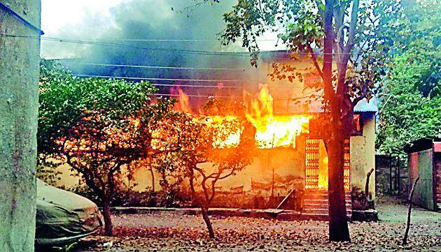 Fire to the Mechanical Department of Water Resources | जलसंपदाच्या यांत्रिकी विभागाला आग Fire to the Mechanical Department of Water Resources | जलसंपदाच्या यांत्रिकी विभागाला आग