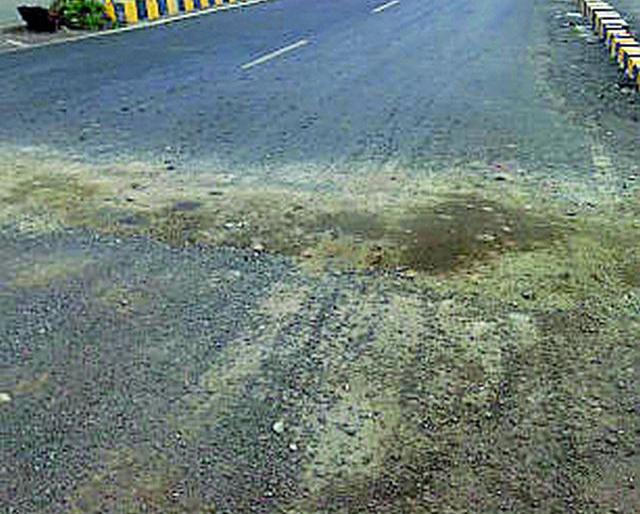 'He' got dangerous pit | ‘तो’ धोकादायक खड्डा बुजविला