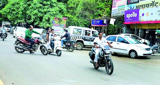 Encroachment of garage on footpath | फुटपाथवर गॅरेजचे अतिक्रमण