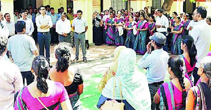 Signature campaign in the collectorate on the occasion of anti-childhood day | बालमजुरी विरोधी दिनानिमित्त कलेक्टोरेटमध्ये स्वाक्षरी अभियान