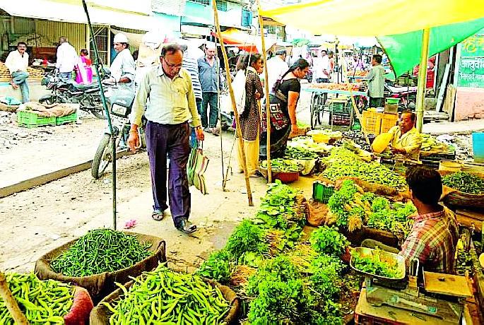 The price of vegetables fell in the budget of ordinary people | भाजीपाल्यांचे भाव कडाडले सर्वसामान्यांचे बजेट कोलमडले