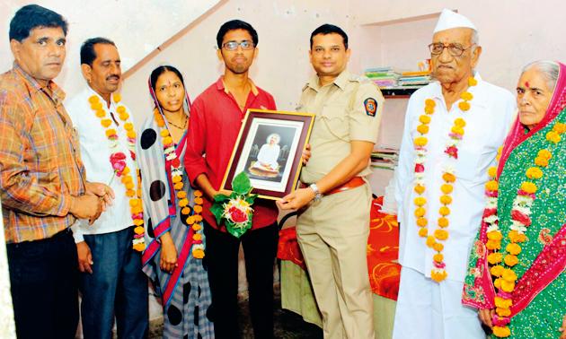 IES, the son of the farmer | शेतकºयाचा मुलगा झाला आयईएस IES, the son of the farmer | शेतकºयाचा मुलगा झाला आयईएस